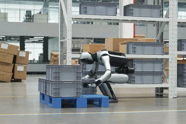 优必选推出人形机器人Walker S2：高1米76，可7×24小时不间断作业(图2)